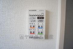 浴室暖房乾燥機付き。天候に左右されず、いつでも好きなときに洗濯物を干せるので、仕事や家事で忙しい方に重宝します。
