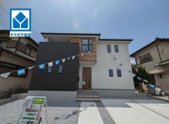 オール電化・オールフローリングの4LDK＾＾ 小学校、スーパー、コンビニが徒歩10分以内にあり利便性の良い場所となっております＾＾
