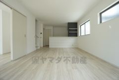 同仕様写真。家族が集まる開放的なリビング。約17帖の大空間で毎日のお食事が楽しみです＾＾思い思いの時間を過ごしたり、家族みんなで食事をしたり、素敵な団らんの場になりますね。