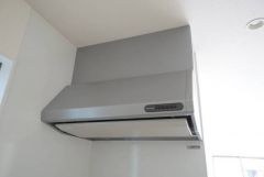 調理により発生する油煙や臭いを吸い込み、屋外へ排気してくれます。
