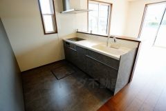 同仕様写真。対面式カウンターキッチンでお子様の様子が見守れます。カウンタートップは耐熱性に優れており、日ごろのお掃除もふき取るだけでＯＫ。ステンレスシンクも簡単にお掃除できますよ。