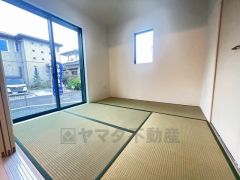 リビングからの続き間として和室をご用意しました。普段はリビングとつなげて開放的なスペースとして。来客時には客間としてお使いいただけます。