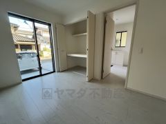 木目調のシンプルデザインで落ち着きと安らぎの空間に仕上げています。各部屋に収納が完備されているので、お荷物が多くなっても安心の設計です。