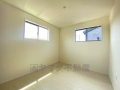 2面採光を確保した明るい室内は、風通しも良く、大変居心地の良い空間となっております。爽やかな風を感じて起きる朝は、快適生活の始まりに。