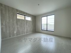 デザインクロスが2階洋室の雰囲気を上品に仕上げています。いつもと違う雰囲気のお部屋をお楽しみください。