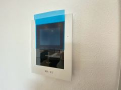 ドアを開けずに来訪者を確認できるモニター付インターフォン。防犯はもちろん、セールスマン対策にもなりますね＾＾