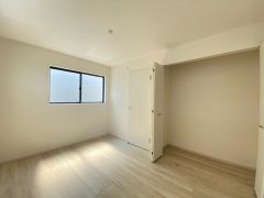 主寝室としてお使いいただけそうなこちらのお部屋は、日当たりが良く、爽やかな風を感じて起きる朝は、快適生活の始まりに。