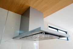 同仕様写真。調理により発生する油煙や臭いを吸い込み、屋外へ排気してくれます。