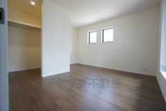 住む人のこだわりを活かす洋室＾＾日当たりがよく、寝室としての利用もおすすめ。広めのクローゼットもあり荷物もすっきり片付けれ、ゆとりのある暮らしが出来ます＾＾