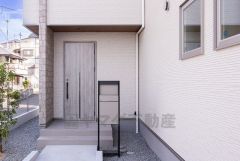 グレートーンの玄関扉が外壁とマッチングしていてかっこいいですね＾＾