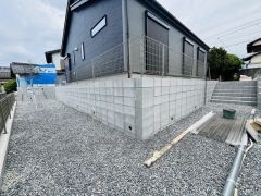 こちらの家には停めやすい並列駐車が2台～ついてます。車好きのご主人の洗車もゆったり。駐車スペースとは別にお庭もついております。
