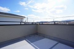 バルコニーは日当たり良好です。お洗濯物も気持ちよく干せそうです。 テーブルとイスを置いてカフェタイムや日光浴、星を眺めたりも良いですね^^