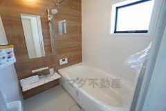 1日の疲れを癒すくつろぎのバスルーム。足を伸ばしてもゆったりと入れるサイズです。お子様と一緒にお風呂に入っても狭くないですね^^