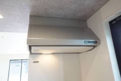 調理により発生する油煙や臭いを吸い込み、屋外へ排気してくれます。