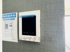防犯性もばっちり、TVモニター付きインターフォン完備。大きなモニターで玄関先を確認できます。録画機能が付いているので不在時の訪問者も確認できて安心です^^