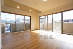 大きな窓のあるリビングは、陽光あふれる明るい空間です。居心地良く、ご家族皆がゆったり寛げる憩いの空間となりそうです。