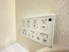 温水洗浄機付トイレです。節水機能もあるので、安心して使えますね。