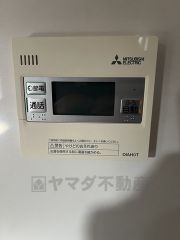 キッチン横に給湯器リモコンを設置していますので、忙しい時間帯でもスイッチ一つでお風呂の用意ができますよ＾＾