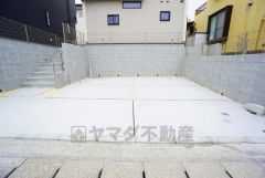 カースペースは停めやすい並列駐車2台付き。