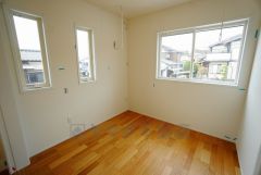 同仕様写真。2面採光を確保した明るい室内は、風通しも良く、大変居心地の良い空間となっております。爽やかな風を感じて起きる朝は、快適生活の始まりに。