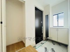 たっぷり収納できるシューズボックスです。家族全員の靴がきれいに整頓できます。棚の上にお花や写真を飾っても良いですね。