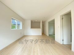 広々とした設計で、家族が集いやすく、くつろぎやすいリビングです。