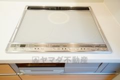 同仕様写真。汚れてもサッとふける、お手入れのしやすいIHクッキングヒーター。オール電化なので経済的。