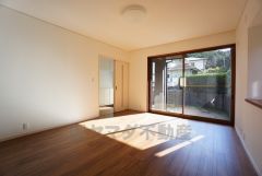 大きな窓のあるリビングは、陽光あふれる明るい空間です。居心地良く、ご家族皆がゆったり寛げる憩いの空間となりそうです。