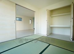 同仕様写真。リビングからの続き間として和室をご用意しました。普段はリビングとつなげて開放的なスペースとして。来客時には客間としてお使いいただけます。