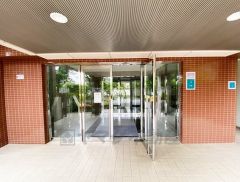 エントランスの自動ドアと出入り口に段差のないバリアフリー対応です。きれいに保たれたエントランスが安らぎに満ちた暮らしへ誘います。 掃除が綺麗に行き届いており、気持ちよく利用できます＾＾