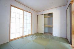 リビングからの続き間として和室をご用意しました。普段はリビングとつなげて開放的なスペースとして。来客時には客間としてお使いいただけます。