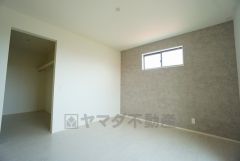 住む人のこだわりを活かす洋室＾＾日当たりがよく、寝室としての利用もおすすめ。広めのクローゼットもあり荷物もすっきり片付けれ、ゆとりのある暮らしが出来ます＾＾