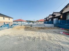 カースペースは停めやすい並列駐車4台付きです。前面道路は広々8.1ｍと駐車がスムーズ。 急な来客時も困りません＾＾