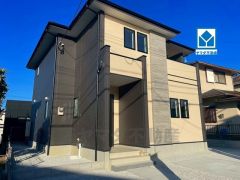 西鉄バス桜丘第一停徒歩5分。並列駐車3台。須恵ICまで車で約9分（2.9ｋｍ）イオン福岡店まで車で約11分（3.5ｋｍ）