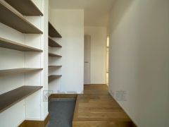 シューズインクローゼットも完備されており、玄関収納も問題ありません。棚の上にお花など飾ってインテリアも楽しめますね。