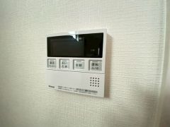 キッチン横からお湯張り、追い炊き、足し湯がボタン一つで楽々操作できる給湯機リモコンです＾＾忙しい夕飯の準備の時間帯に重宝しますね。
