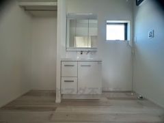 三面鏡つき洗面台。収納も一体型になっているので、ドライヤーやヘアアイロンの置き場に困りませんね。