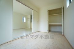 リビングからの続き間として和室をご用意しました。普段はリビングとつなげて開放的なスペースとして。来客時には客間としてお使いいただけます。