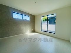 住む人のこだわりを活かす洋室＾＾日当たりがよく、寝室としての利用もおすすめ。広めのクローゼットもあり荷物もすっきり片付けれ、ゆとりのある暮らしが出来ます＾＾