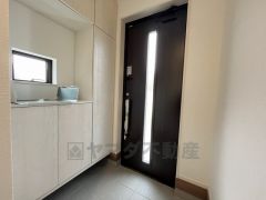 たっぷり収納できるシューズボックスです。家族全員の靴がきれいに整頓できます。棚の上にお花や写真を飾っても良いですね。