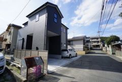 前面道路は公道北西側約4ｍ、北東側約5.6ｍ。角地で陽当たり・風通し良好＾＾