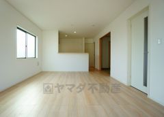 同仕様写真。家族が集まる開放的なリビング。約17.7帖の大空間で毎日のお食事が楽しみです＾＾思い思いの時間を過ごしたり、家族みんなで食事をしたり、素敵な団らんの場になりますね。