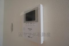 防犯性もばっちり、TVモニター付きインターフォン完備。大きなモニターで玄関先を確認できます。録画機能が付いているので不在時の訪問者も確認できて安心です^^