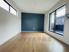 住む人のこだわりを活かす洋室＾＾日当たりがよく、寝室としての利用もおすすめ。広めのクローゼットもあり荷物もすっきり片付けれ、ゆとりのある暮らしが出来ます＾＾