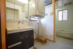 三面鏡つき洗面台。収納も一体型になっているので、ドライヤーやヘアアイロンの置き場に困りませんね。