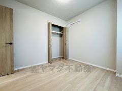 ハンガーパイプ付で散らかりがちな洋服類もきれいに整理できます。使用頻度が少ないものは枕棚の上に、足元には3段ボックスを置いて、フル活用できるクローゼットです＾＾