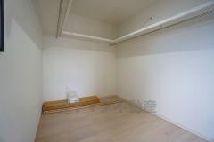 ハンガーパイプ付で散らかりがちな洋服類もきれいに整理できます。使用頻度が少ないものは枕棚の上に、足元には3段ボックスを置いて、フル活用できるクローゼットです＾＾