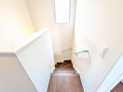 ご年配の方でも安心できる、手すり付き階段です＾＾段差も低めで設定されてますので安全性にも優れてますね＾＾