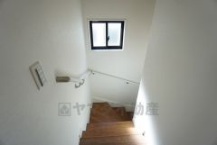 同仕様写真。ご年配の方でも安心できる、手すり付き階段です＾＾段差も低めで設定されてますので安全性にも優れてますね＾＾