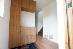 たっぷり収納できるシューズボックスです。家族全員の靴がきれいに整頓できます。棚の上にお花や写真を飾っても良いですね。